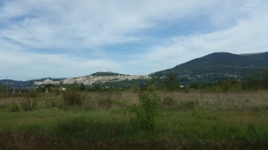 Assisi vilar på Monte Subasios slutningar