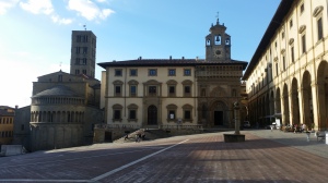 Piazza grande med Logge Vasar och Palazzetto di Fraternita