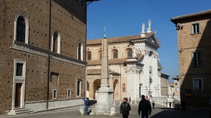 Obelisco giziano, Palazzo Ducalo och katedralen