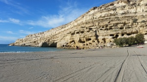 Grottorna vid stranden i Mátala