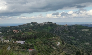 Agios Mironas på kullens högsta topp